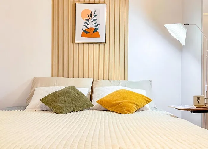 View 1room Unit In Business Park Steps Away From Ayala Mall With Rooftop Pool, Premium Bed And Fast Wifi *