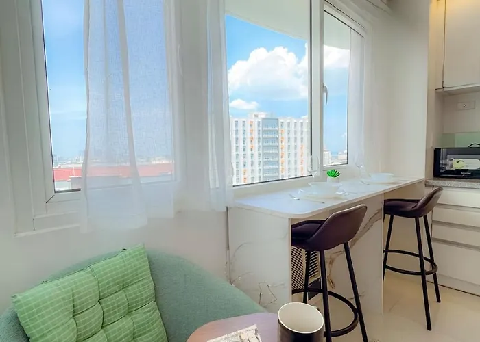 Apartment View 1room Unit In Business Park Steps Away From Ayala Mall With Rooftop Pool, Premium Bed And Fast Wifi *