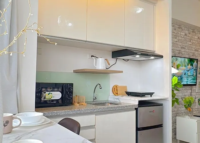 View 1room Unit In Business Park Steps Away From Ayala Mall With Rooftop Pool, Premium Bed And Fast Wifi