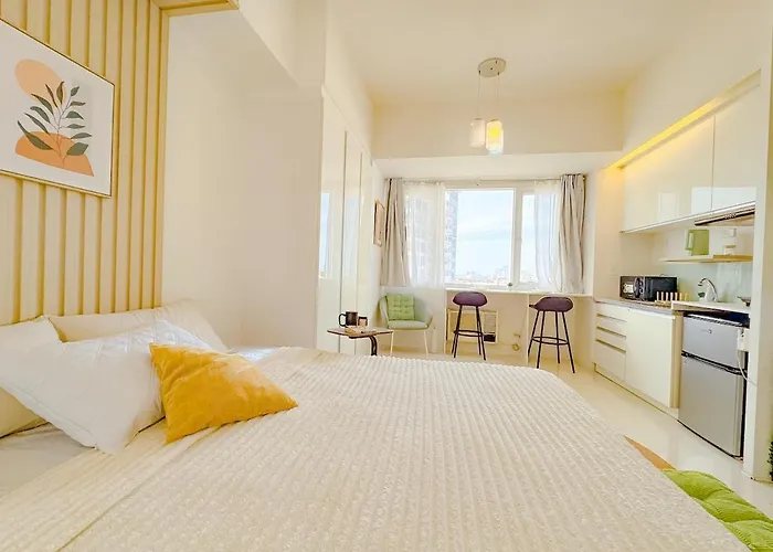 View 1room Unit In Business Park Steps Away From Ayala Mall With Rooftop Pool, Premium Bed And Fast Wifi