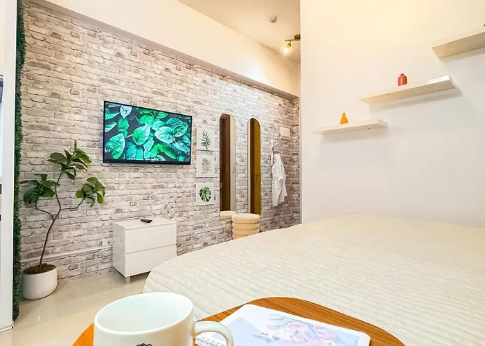 Apartment View 1room Unit In Business Park Steps Away From Ayala Mall With Rooftop Pool, Premium Bed And Fast Wifi