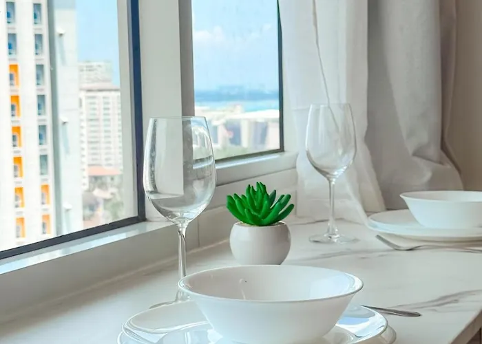 Apartment View 1room Unit In Business Park Steps Away From Ayala Mall With Rooftop Pool, Premium Bed And Fast Wifi