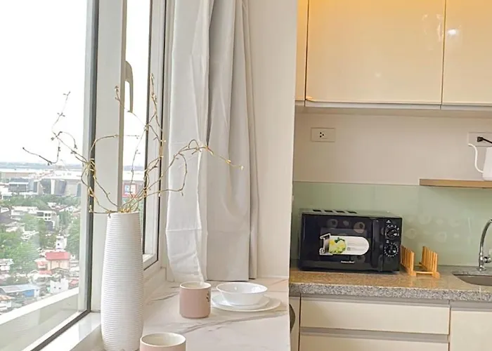 View 1room Unit In Business Park Steps Away From Ayala Mall With Rooftop Pool, Premium Bed And Fast Wifi Apartment Cebu