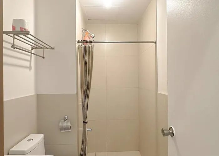 View 1room Unit In Business Park Steps Away From Ayala Mall With Rooftop Pool, Premium Bed And Fast Wifi *