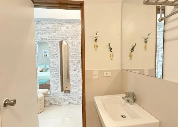 View 1room Unit In Business Park Steps Away From Ayala Mall With Rooftop Pool, Premium Bed And Fast Wifi Apartment Cebu