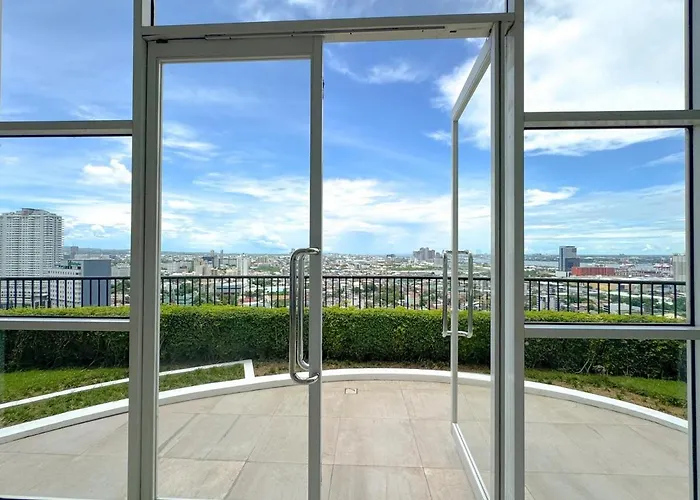 View 1room Unit In Business Park Steps Away From Ayala Mall With Rooftop Pool, Premium Bed And Fast Wifi *