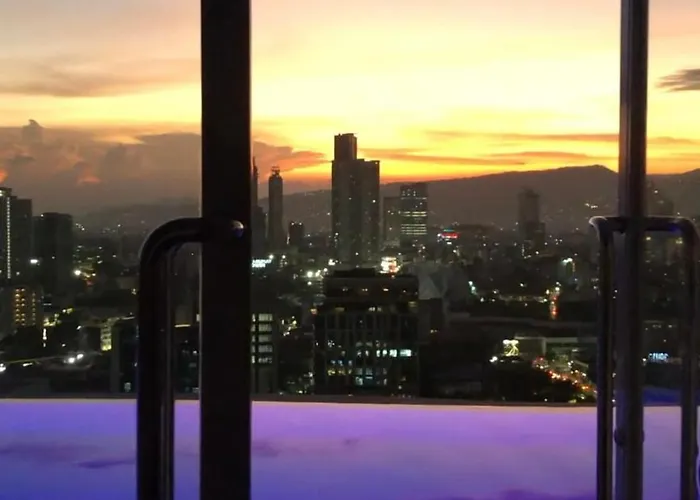 Apartment View 1room Unit In Business Park Steps Away From Ayala Mall With Rooftop Pool, Premium Bed And Fast Wifi *