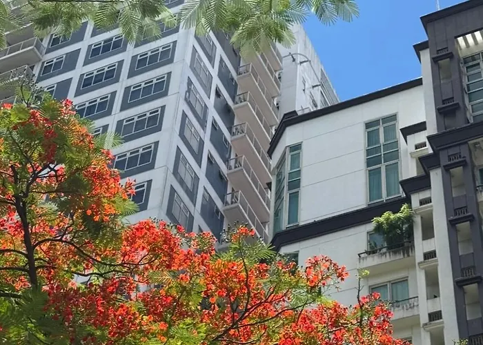 View 1room Unit In Business Park Steps Away From Ayala Mall With Rooftop Pool, Premium Bed And Fast Wifi Apartment