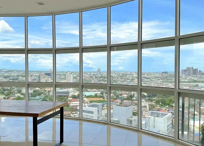 View 1room Unit In Business Park Steps Away From Ayala Mall With Rooftop Pool, Premium Bed And Fast Wifi
