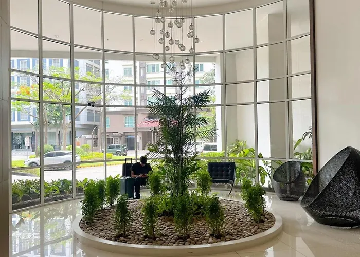 View 1room Unit In Business Park Steps Away From Ayala Mall With Rooftop Pool, Premium Bed And Fast Wifi *