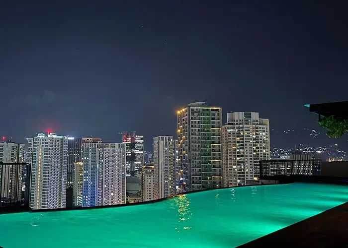 View 1room Unit In Business Park Steps Away From Ayala Mall With Rooftop Pool, Premium Bed And Fast Wifi